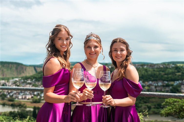 Weinkönigin Michelle II. mit ihren Weinprinzessinnen Fenja und Sophie.