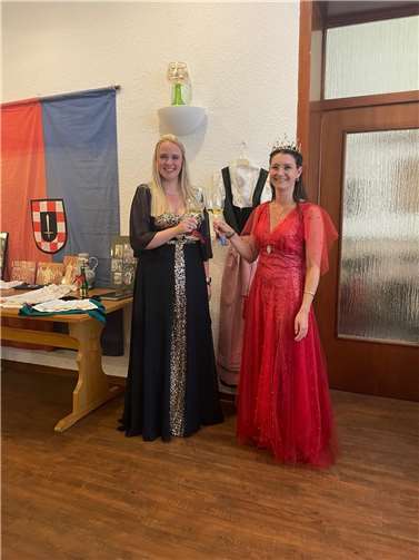 Weinkönigin Michelle und Weinhex Therese besuchten die Senioren.