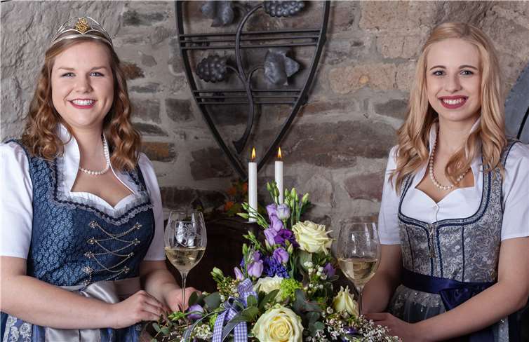Weinkönigin Nathalie Jettner (links) und ihre Prinzessin Lea Kruse freuen sich auf das Weinblütenfest.Foto: Dietmar Walter