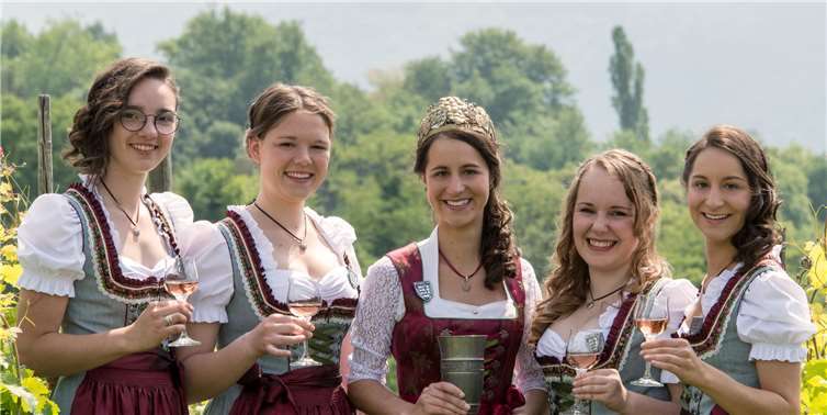 Weinkönigin Nina I. und ihre Prinzessinen freuen sich schon auf das Erntedank- und Winzerfest in Dattenberg. privat