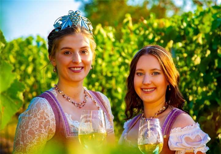 Weinkönigin Nina I. und ihre Weinprinzessin Katharina freuen sich auf das anstehende Wochenende. Foto: privat