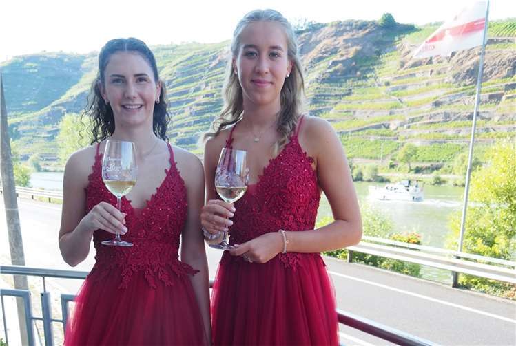 Weinkönigin Paula Kühn (re.) und Weinprinzessin Lucy Heyer vertreten die Weinregion um Koblenz in den nächsten zwei Jahren. Foto: HH