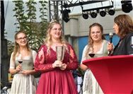 Weinkönigin Ronja Josten erhielt eigens zum Dernauer Winzerfest eine neue Krone....