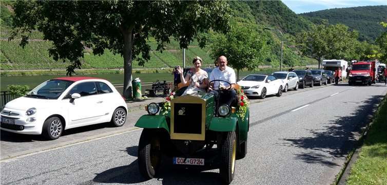 Weinkönigin Sabrina und Ortsbürgermeister Hans Dietmar Schausten fuhren im schicken Oldtimer. TE