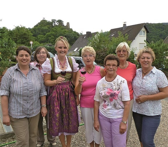 Weinkönigin Sarah Laufer stattete den Anwohnern der Weinbergstraße einen Besuch ab.privat
