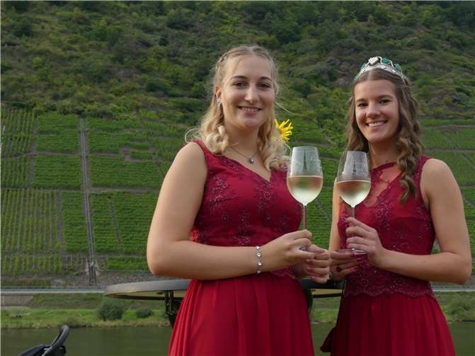 Weinkönigin Sarah Velic (re.) und Weinprinzessin Marie Jobelius hießen die Gäste beim Traditionsfest in den Ernster Moselanlagen willkommen.