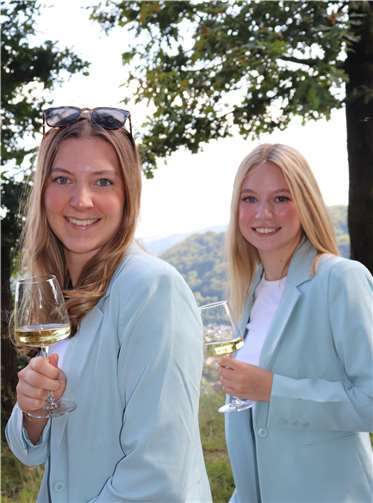 Weinkönigin Silja Castenholz und Prinzessin Anna Langen. Foto: privat