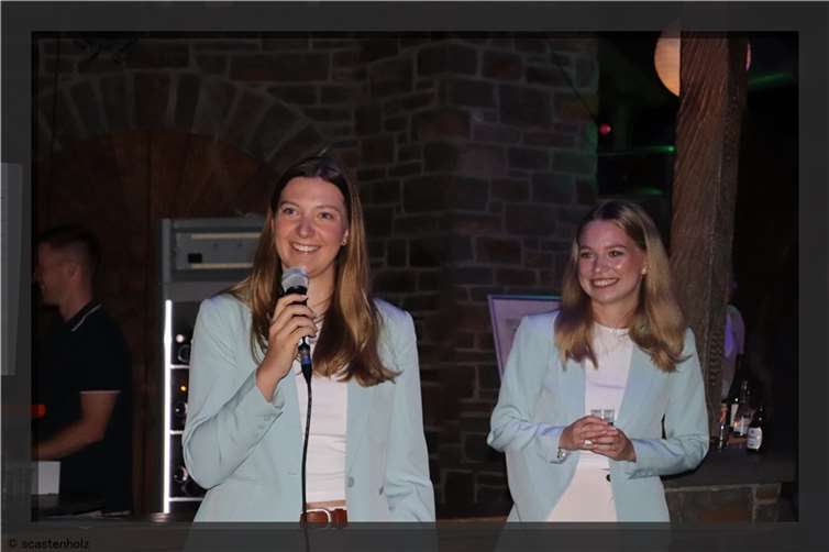 Weinkönigin Silja I mit Prinzessin Anna. Quelle: Ortsgemeinde Löf-Kattenes