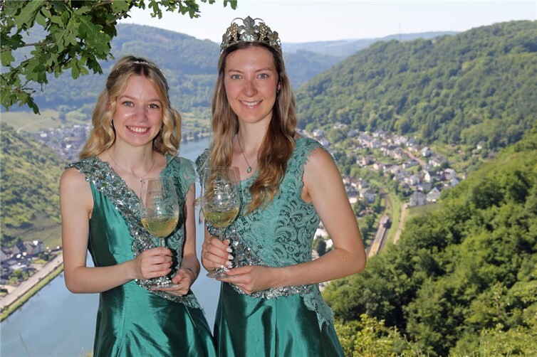 Weinkönigin Silja mit Prinzessin Anna.