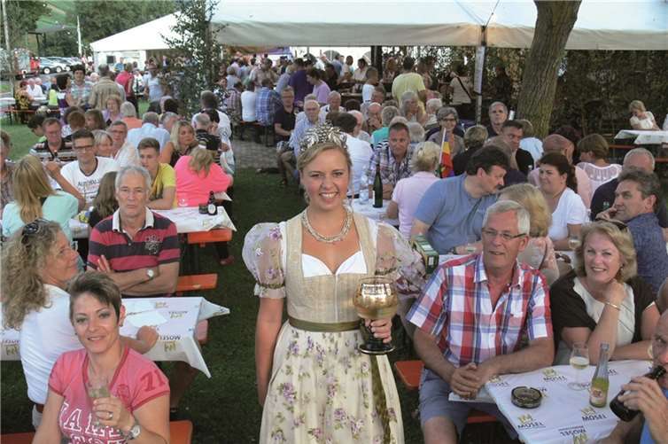 Weinkönigin Susanne ließ es sich nicht nehmen, mit den Gästen auf ein mehr als gelungenes Weinfest anzustoßen. TE