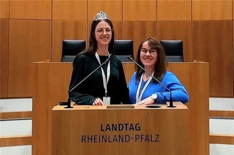 Kobern-Gondorfer Weinmajestäten besuchten den Mainzer Landtag Weinkönigin Teresa I. & Weinprinzessin Verena im Mainzer Landtag. Foto: privat