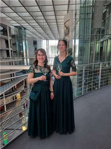 Weinkönigin Teresa I. & Weinprinzessin Verena in Berlin. Quelle: Büro von Josef Oster