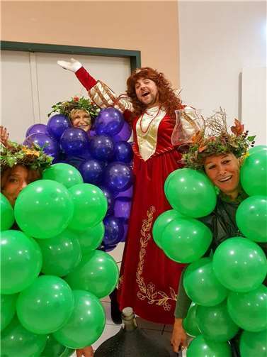 Weinkönigin Tudikunde präsentierte mit Gefolge den neuen Sessionsorden.