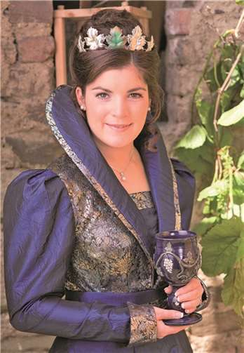 Weinkönigin Vanessa Sion wird eine letzte Amtshandlung ausführen.