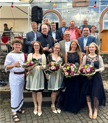 Weinkönigin Vanessa Sturz (vordere Reihe 2.v.r.) hat beim Weinfest in Kaisersesch die Regentschaft übernommen.  Fotos: TE