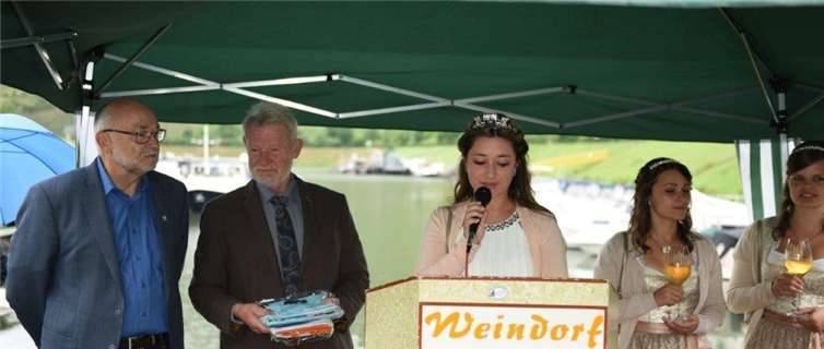 Weinkönigin Verena begrüßte ebenfalls alle Anwesenden beim Skippertreffen.privat