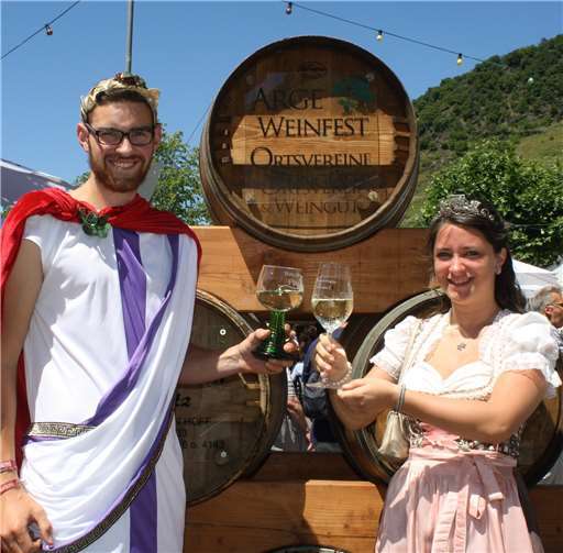 Weinkönigin Verena undBacchus Paul hießen die Festgäste in Senheim willkommen.