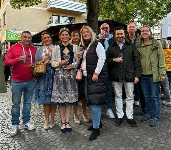 Weinkönigin Viktoria I. (3. v.l.), CDU-Stadtverbandsvorsitzende Herta Stiren (5.v.l.) mit den beiden Weinprinzessinnen Janina und Karolina sowie Vorstandsmitgliedern. Foto: privat