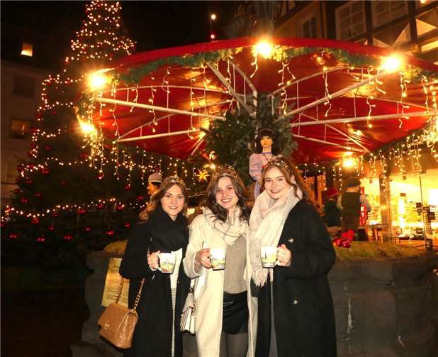 Cochem stimmt sich auf Weihnachten ein Weinkönigin Viktoria und ihre Prinzessinnen Johanna und Alicia ließen sich zur Markteröffnung leckeren Glühwein schmecken. Fotos: TE