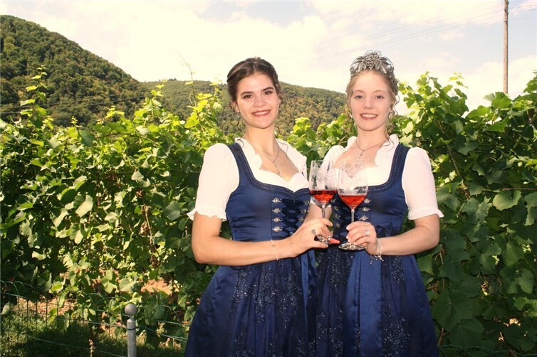 Weinkönigin Xenia (re.) und Weinprinzessin Carolin konnten zum Mesenicher Weinfest erneut viele Hundert Besucher begrüßen.