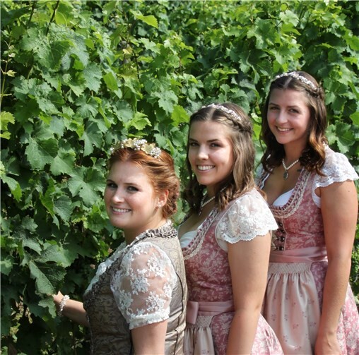 WeinköniginEva (li.) und ihreWeinprinzessinnenAndrea und Luisa.Foto: Privat