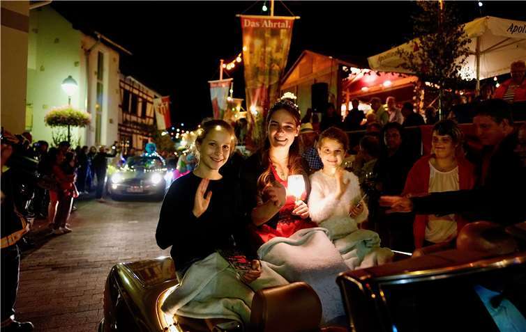 Weinköniginnen der benachbarten Weinorte winkten den Gästen von ihren Cabrios zu.