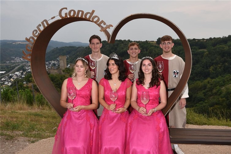 Weinmajestät Christina I. mit ihren Prinzessinnen, Burggrafen Carsten, Janis und René.