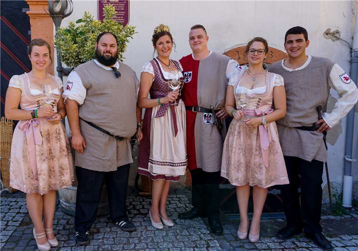 Weinmajestäten, Graf und Knappen feierten mit ihren Gästen ein genussvolles Wein- und Burgenfest:
