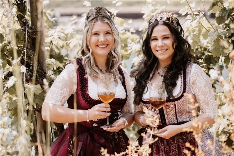 Weinmajestäten Marie I mit Weinprinzessin Lara. Quelle: Ortsgemeinde Oberfell