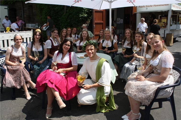 Weinmajestäten aus der Region machten zum Traditionsfest in Senheim ebenfalls ihre geschätzte Aufwartung.