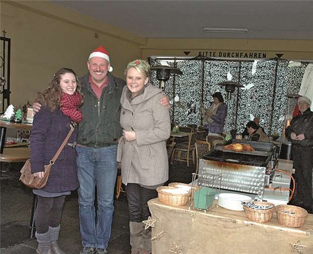 Weinmajestäten besuchten den Chef vom Reibekuchen.