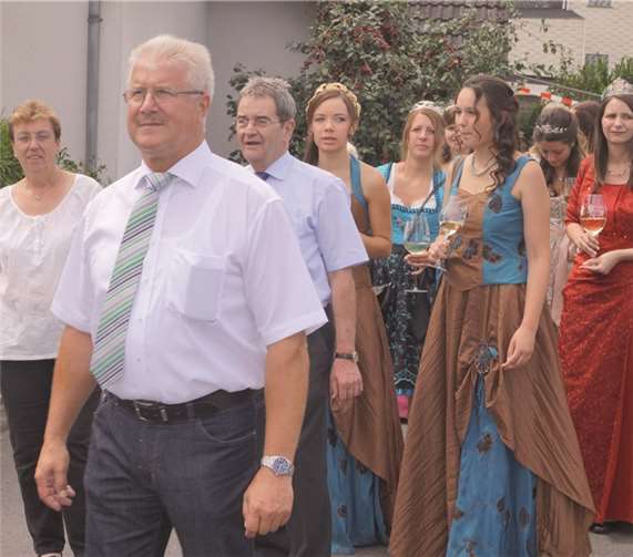 Weinmajestäten der Region und Ehrengäste nahmen am Umzug teil.