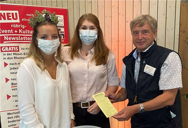 Weinmajestäten ermittelten die Gewinner der röhrig-Verlosung, wo auch Erlebnis-Pakete für die derzeit beliebten „Online-Weinproben“ verlost wurden, die als Ersatz für die ausgefallenen Weinfeste durchgeführt werden. Foto: privat
