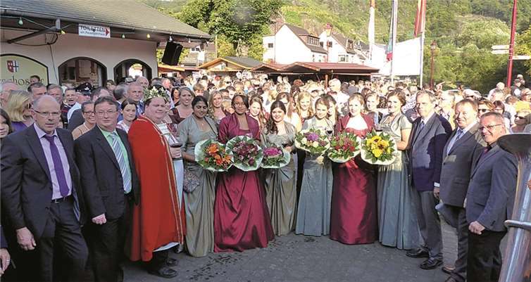 Weinmajestäten und Offizielle stellten sich nach der Proklamation zum Gruppenbild auf dem Festplatz zusammen.WM