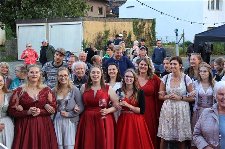 Weinmajestäten von Altenahr bis Bachem gaben ihrer neuen Kollegin aus Mayschoß d...