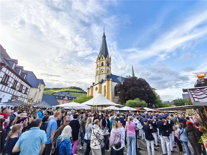 Felix Lüdenbach ist der erste Ahrweinkönig Weinmarkt-Auftakt fanden sich zahlreiche Gäste auf dem Ahrweiler Marktplatz ein.