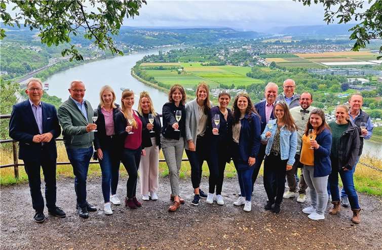 Weinmonarchie trifft vor malerischer Kulisse auf Politik: Mittelrhein-Weinkönigin Verena Schwager (8.v.l.) zwischen der Deutschen Weinkönigin Katrin Lang (rechts daneben) sowie ihren Prinzessinnen und ihrem Gefolge, eingerahmt von Politikvertretern.  Foto: AWi