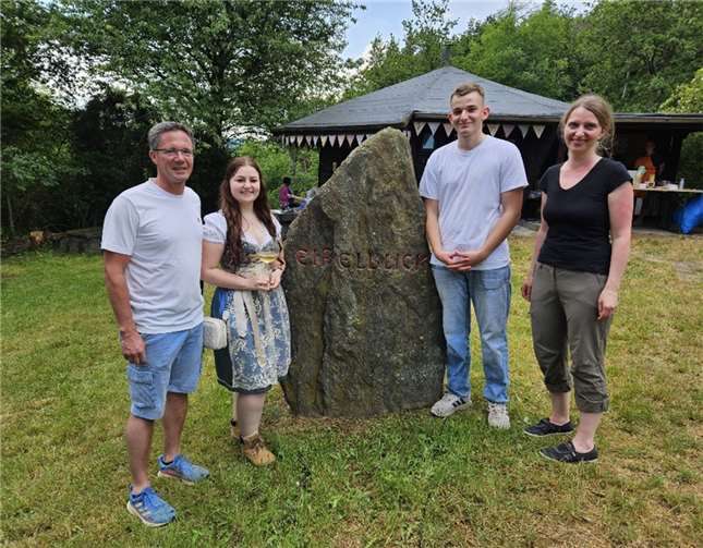 Weinprinzessin Jana Ludwig zu Gast auf dem Fest. Der Vorstand der Kolpingsfamilie Martin Müller, Julius Knieps und Anna Steins freute sich über ihren Besuch. Foto: privat
