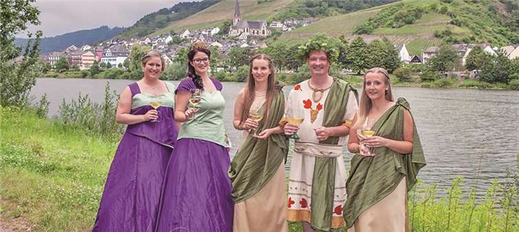 Weinprinzessin Jennifer Mais, Weinkönigin Christina I. /Marie-Christine Meyer, Bacchantin Greta Linden, Bacchus Stefan Balthasar und Bacchantin Marie-Sophie Reuter. Kurt Oblak