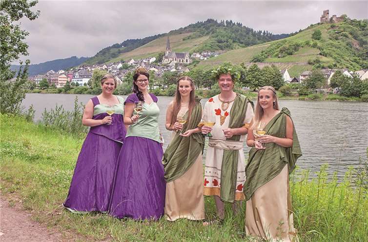 Weinprinzessin Jennifer Mais, Weinkönigin Christina I. /Marie-Christine Meyer, Bacchantin Greta Linden, Bacchus Stefan Balthasar und Bacchantin Marie-Sophie Reuter. Kurt Oblak