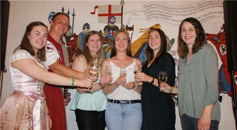 Weinprinzessin Kerstin Hawecker, Burggraf Nils Schütt sowieKatharina Dötsch, Vorsitzende der Weinfreunde Kobern-Gondorf, stelltenAnne Blaeser, Kerstin Hintersteininger und Lorena Kochems vor. Foto: privat