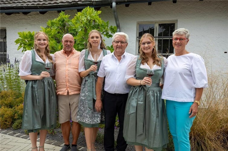 Weinprinzessin Kristina Weber, Vorsitzender Jürgen Schumacher, Weinkönigin Lisa Sue von Schlichting, Vorsitzender Edgar Flohe, Weinprinzessin Theresa Rösgen und Vorsitzende Annette Sebastian (v.l.n.r.)
