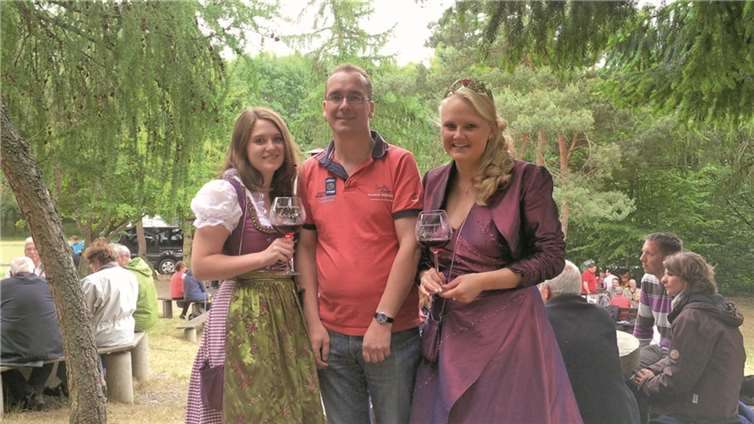 Weinprinzessin Lisa Calenborn, Vorsitzender der Kolpingsfamilie Theo Müller und Weinkönigin Sarah Laufer (v.l.n.r.) freuten sich über ein erfolgreiches Pfarrfest.