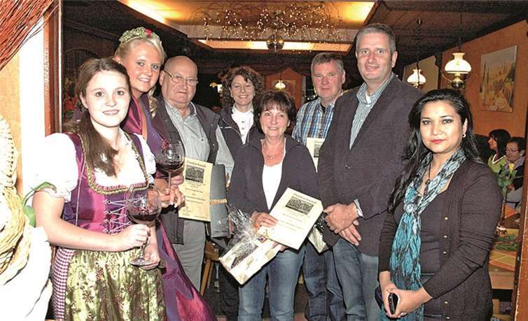 Weinprinzessin Lisa Calenborn, Weinkönigin Sarah Laufer, Friedel Berchem, Eva Flügge, für Willi Söntgen in Vertretung Ehefrau, Franz Mauel, der erste Beigeordnete Frank Linnarz und Marvel Dörste bei der Ehrung der Pilgerer. UM