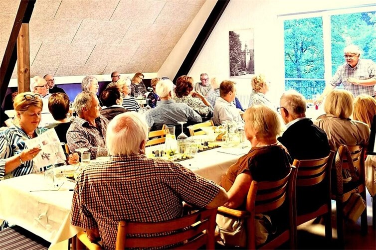 Weinprobe im Pfarrsaal Sayn