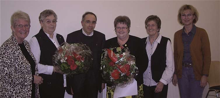 Weißenthurm. Auch beim diesjährigen Cäcilienfest, welches kürzlich feierlich in der Vorabendmesse begangen wurde, konnten Mitglieder für lange Zugehörigkeit zum Chor geehrt werden. Maria Schneider, 50 Jahre, sie wurde gleichzeitig zum Ehrenmitglied ernannt, Marianne Emmerich, 40 Jahre, sowie Rosel Nickenig und Thekla Thilmann, 25 Jahre und Liesel Michels, Christa Temme und Hildegard Wagner. Die beiden Jubilarinnen Marie Schneider und Marianne Emmerich zeigten sich erfreut hier mit dem Präses Pastor Johannes Steffens und den Vorstandsmitgliedern Ursula Schmitz, Brigitte Doetsch und Pia Zeyen (v.l.).privat
