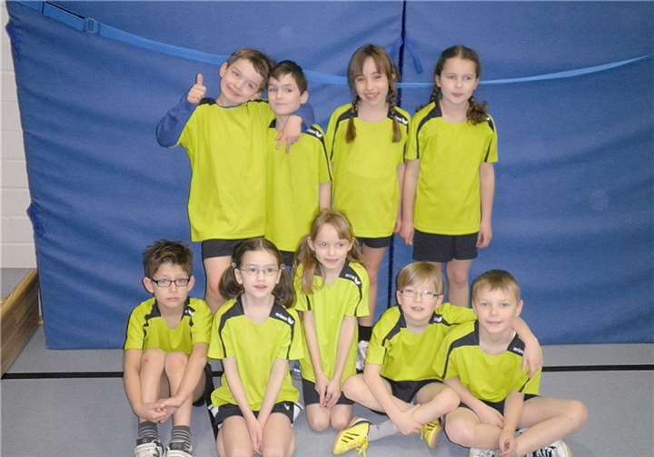 Weißenthurm. Kürzlich fand in Weißenthurm ein Vielseitigkeitswettbewerb an und mit Sportgeräten statt. In vielfältigen Übungen mussten die jungen Sportlerinnen und Sportler ihre Fähigkeiten beim Werfen, Fangen, Seilspringen und anderen Geschicklichkeitswettkämpfen beweisen. Von der Bodelschwinghschule in Bendorf-Mülhofen nahmen neun Kinder des zweiten Schuljahres an diesem Wettkampf teil und belegten einen respektablen 8. Platz. Mit dabei waren: Vincent, Leonard, Selina und Katharina, Eliah, Tabita, Lena, Louis und Lorenz.privat