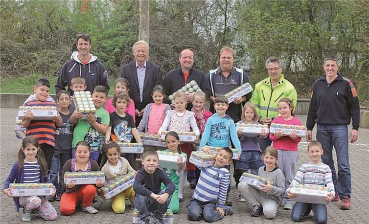 Weißenthurm. Seit Jahren unterstützt Wolfgang Hinkel (2.v.l.), Geschäftsführer der Firma Ball, den Förderverein der GrundschuIe Weißenthurm durch Getränkespenden. Mit dem Erlös konnte der Verein für die Kinder viele Unterrichtsmaterialien erwerben, die den Unterricht bereichern und anschaulicher machen. Auch in diesem Jahr schaute Wolfgang Hinkel wieder vorbei und übergab Schulleitung, Konrektor Matthias Werner (l.), Rektor Thomas Stein (r.) und Schülern viele Paletten mit Getränkedosen. privat