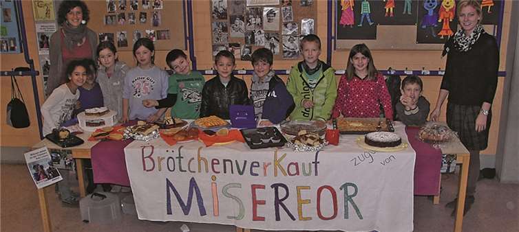 Weißenthurm. Tief beeindruckt von den dramatischen Bildern nach dem schweren Taifun auf den Philippinen beschlossen Schüler, Eltern und Lehrer der Grundschule Weißenthurm Geld für Kinderhilfsprojekte zu sammeln. 850 Euro kamen beim Brötchen-, Brezel und Kuchenverkauf an vier Tagen zusammen. Viele Eltern hatten die vielen Leckereien gespendet und auch selbst mitgeholfen.privat