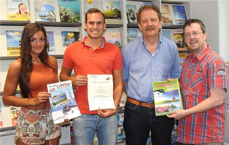 Weißenthurm/Andernach. Wenige Wochen ist es her, da endete die Fußballeuropameisterschaft in Frankreich. „Im Rahmen diese EM sind in BLICK aktuell Sonderseiten erscheinen, bei denen die Unternehmen ihre Tipps abgeben konnten. Unter anderem wurde nach dem Finale der beste Einzeltipper ausgezeichnet,“ so Medienberater Thomas Manstein (rechts) Gewinner mit 47 Punkten war dabei Sebastian Gottschalk, der bei Monte Mare Andernach arbeitet. Gemeinsam mit seiner Freundin Sharlien Weinberg konnte der Gewinner sich nun über einen Reisegutschein von 500 Euro freuen. Büroleiter Peter Efferz (2.v. rechts) freute sich, diesen Gutschein in der vergangenen Woche überreichen zu können.Foto: WAMFO.de